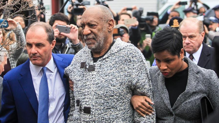 Bill Cosby sale con una fianza de un millón de dólares tras ser acusado de agresión sexual