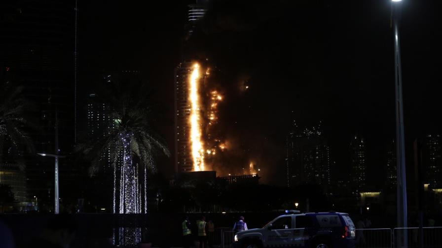 Incendio en rascacielos de Dubái se prolonga hasta 2016 