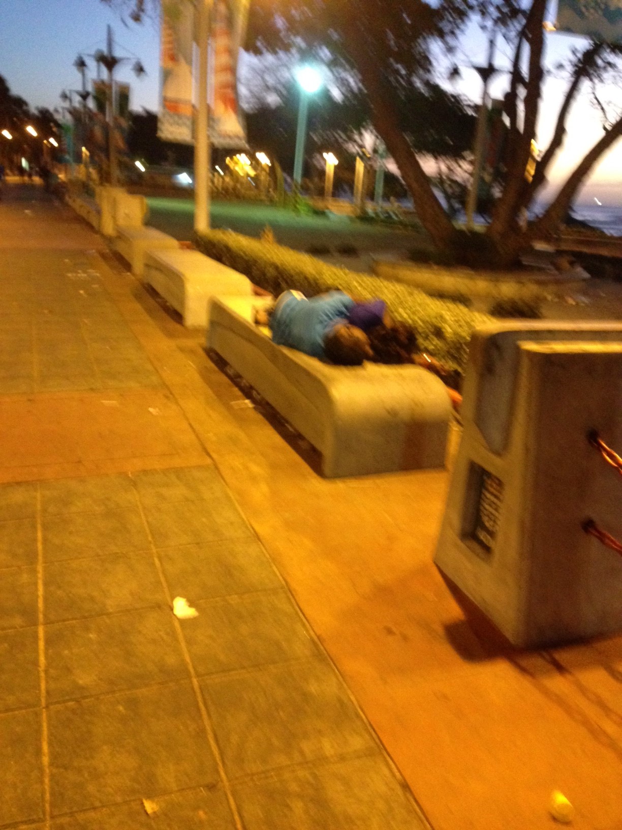 Dormir los dos en un banco, ella y él, abrazados.