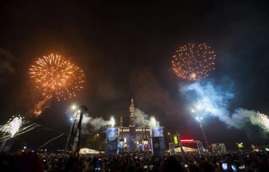 El mundo despide el año y da la bienvenida al 2016 
