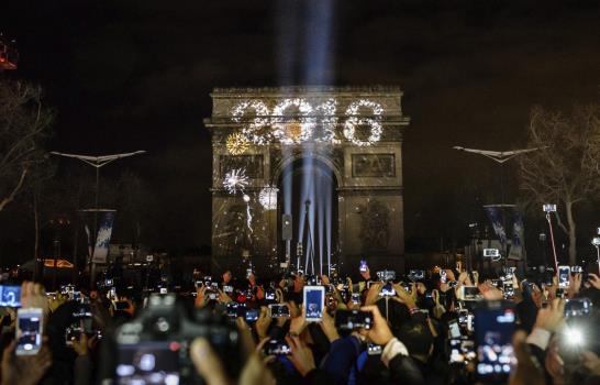 El mundo despide el año y da la bienvenida al 2016 
