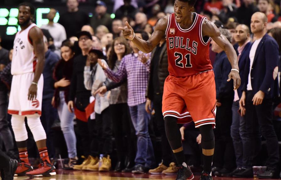 Jimmy Butler rompe récord de Jordan y Bulls superan a Raptors