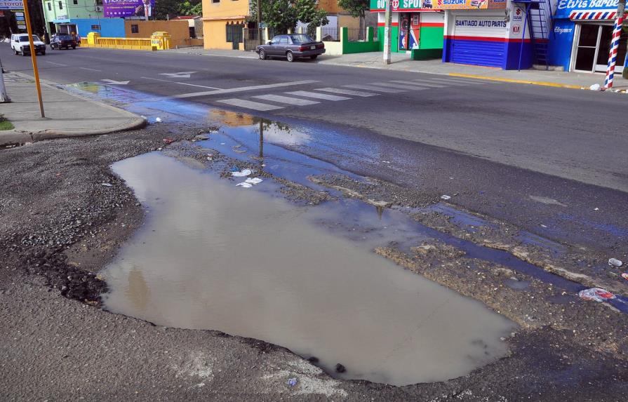 El deterioro torna intransitables las calles y avenidas de Santiago