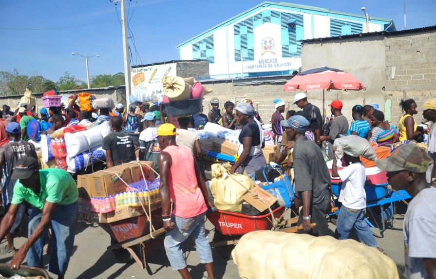 Cientos de haitianos participan en mercado binacional de Dajabón