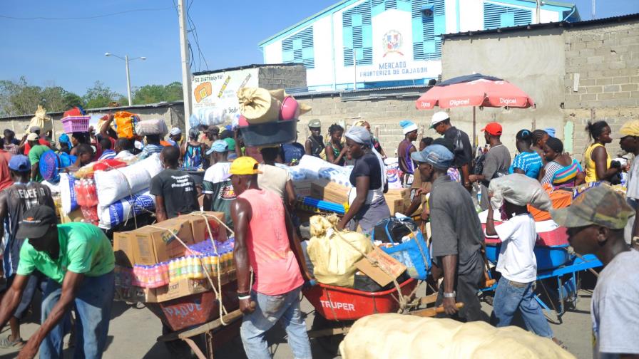 Cientos de haitianos participan en mercado binacional de Dajabón