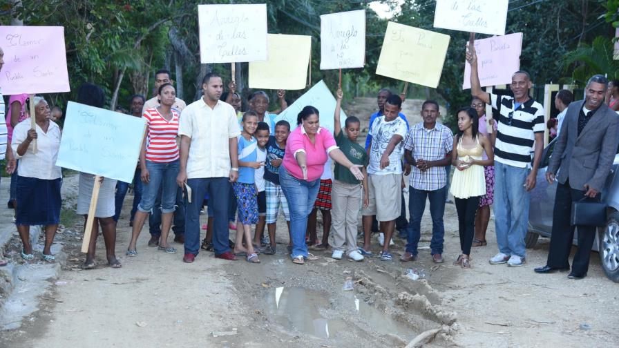 Demandan arreglo de calle en barrio San Miguel de Los Alcarrizos Demandan arreglo de calle en barrio San Miguel de Los Alcarrizos