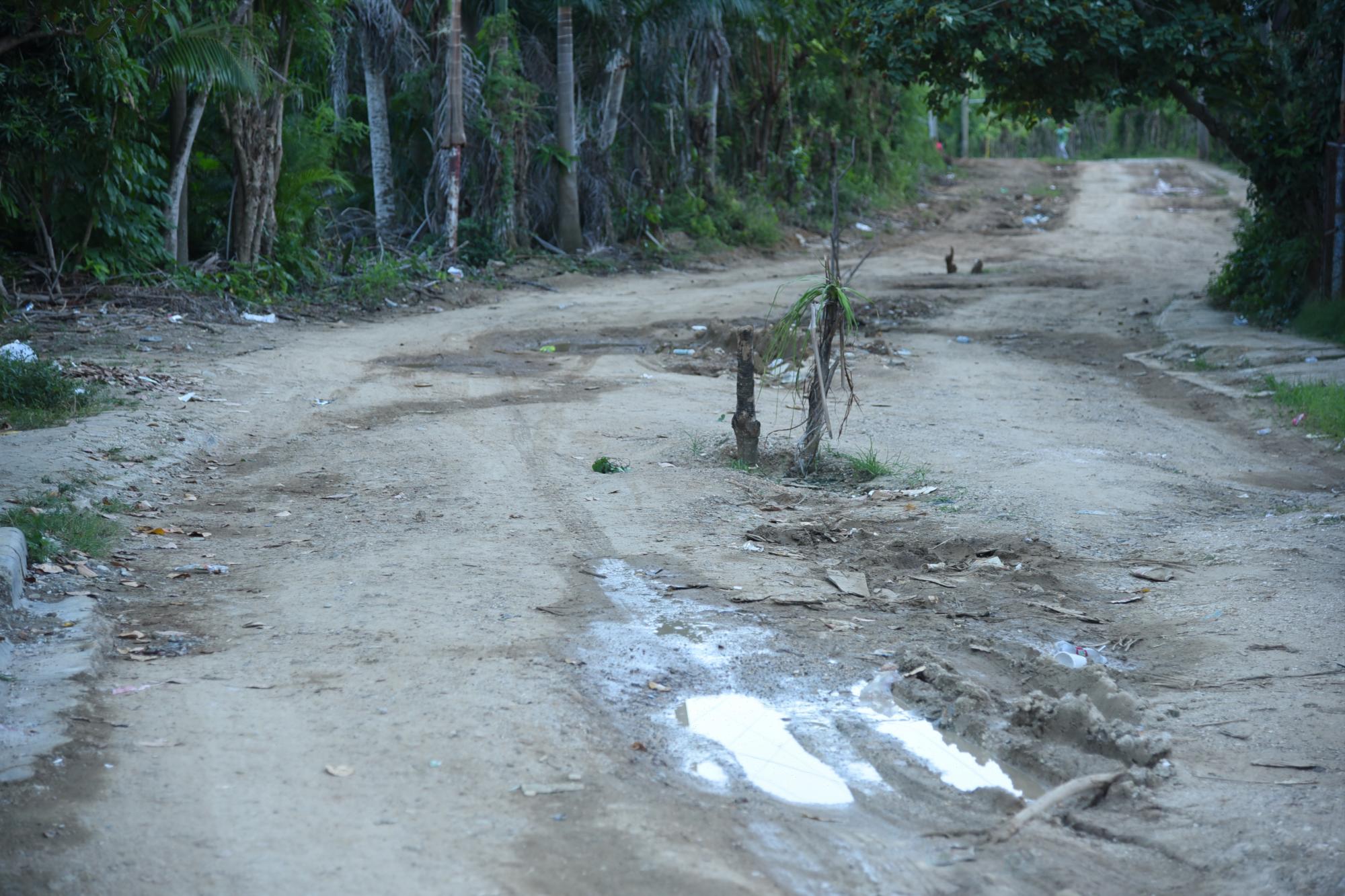 Vista de uno de los tramos de la calle San Miguel en Los Alcarrizos que los moradores demandan su arreglo