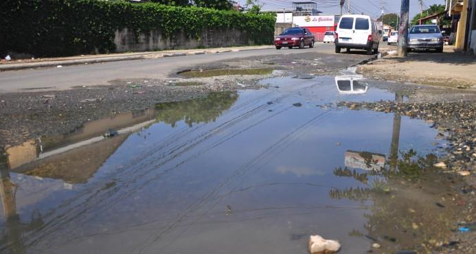 Calles y avenidas de Santiago están deterioradas 
