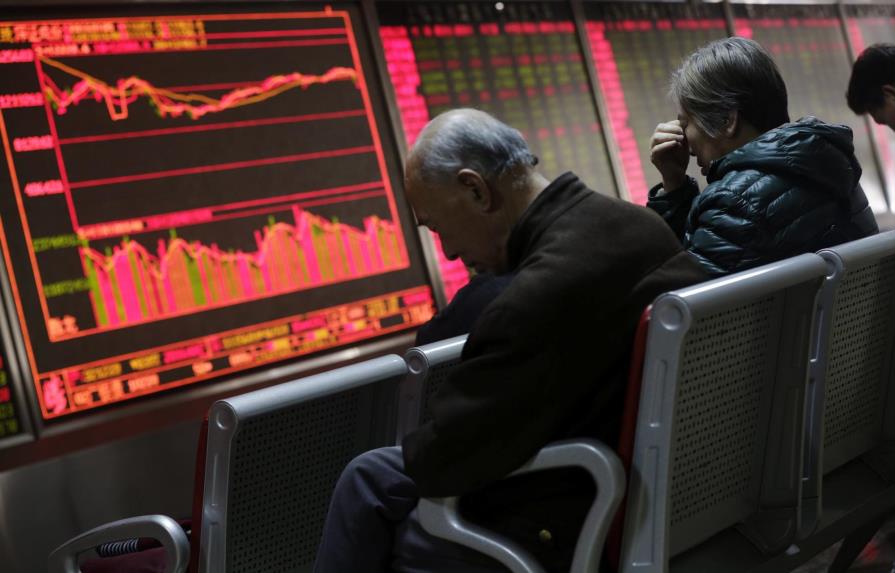 El banco central de China inyecta 130,000 millones de yuanes para frenar la crisis bursátil 
