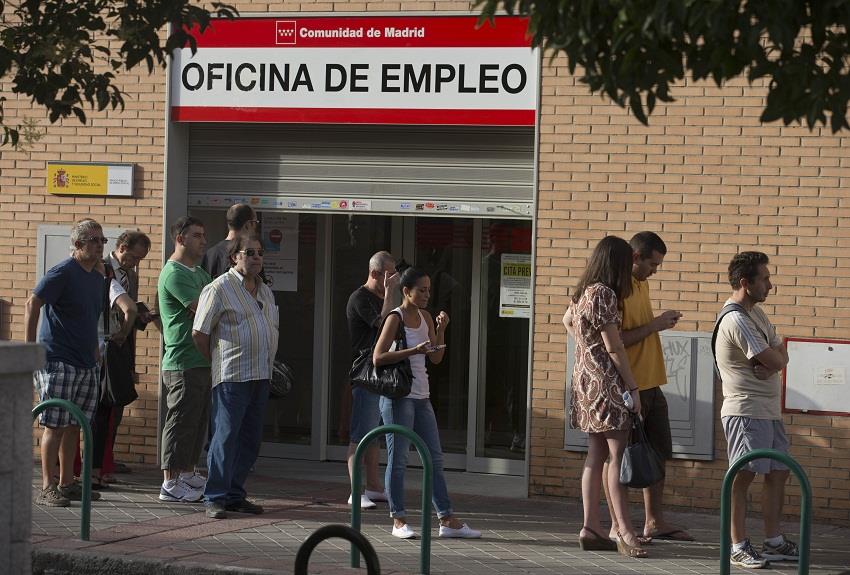 El desempleo en España bajó en 2015 hasta los 4,04 millones de parados 