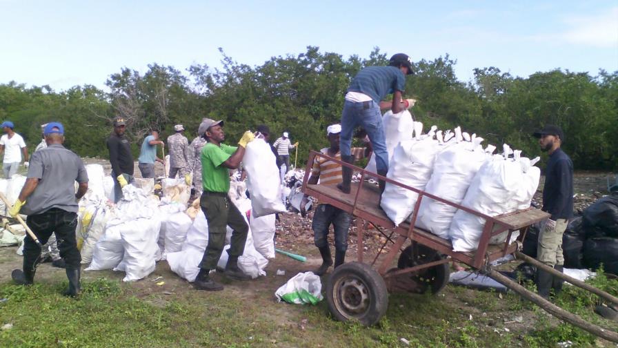 Medio Ambiente recoge basura acumulada en la Isla Saona y anuncia construcción de centro de acopio