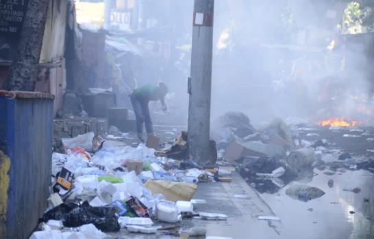 Un charco lleno de basura se forma bajo el elevado de la 27 con Duarte 