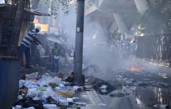 Un charco lleno de basura se forma bajo el elevado de la 27 con Duarte 