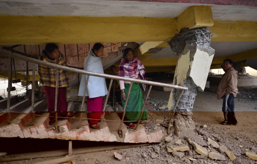 Aumentan a 13 los muertos y a 228 los heridos por sismo en India y Bangladesh