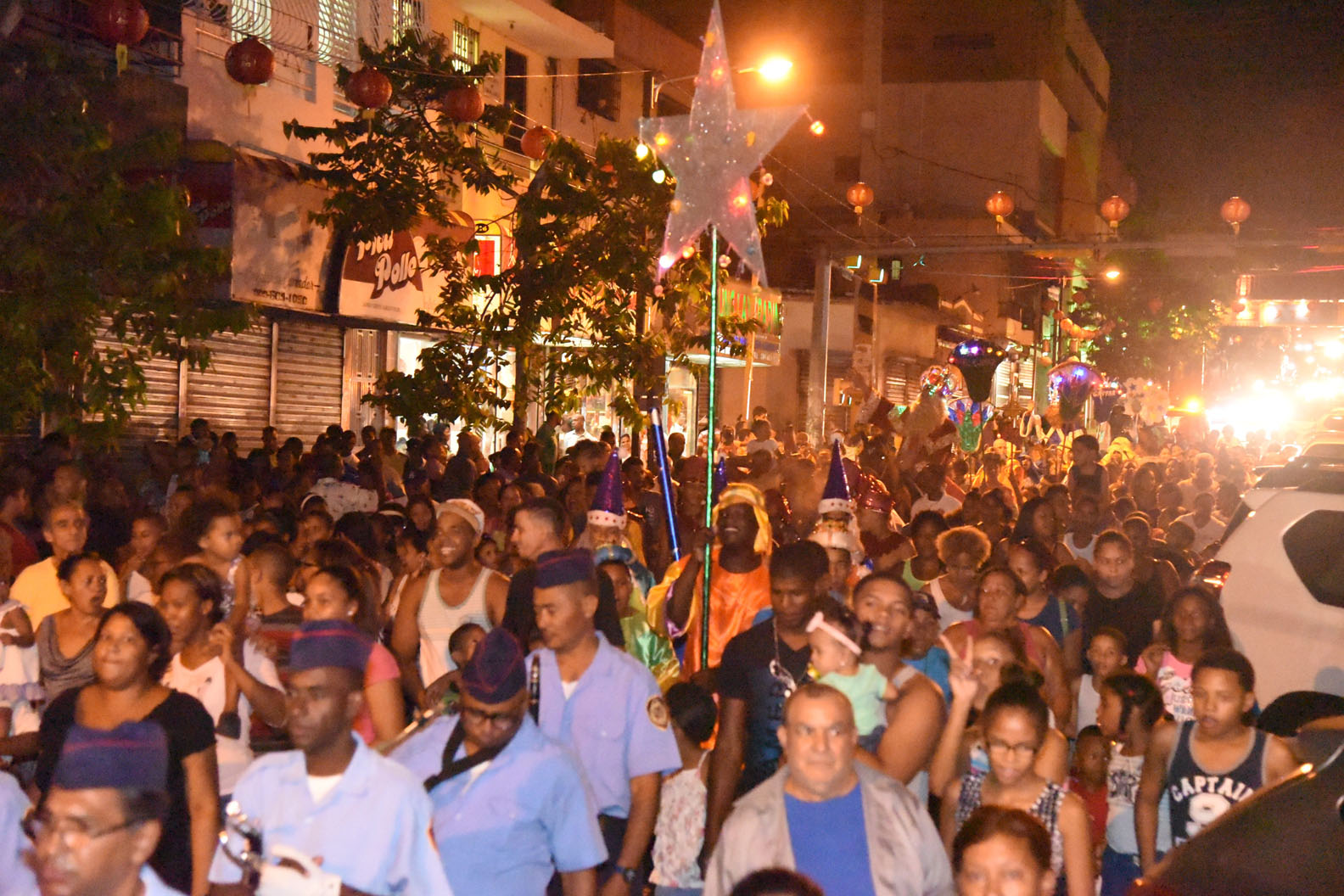 Parte de la caravana de gente que recorrió las calles de la Ciudad Colonial junto a todos los personajes del desfile.