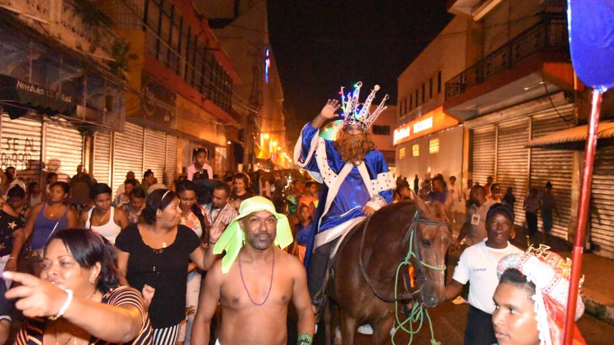 Cientos de grandes y chicos disfrutan del tradicional desfile de los Santos Reyes Magos