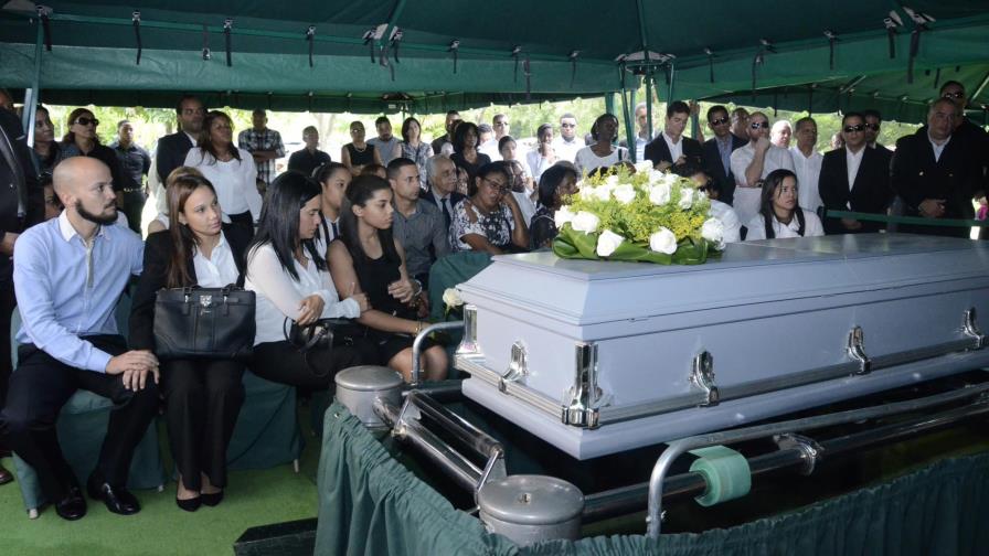 Entre lágrimas y testimonios de admiración sepultan restos de Pachy Carrasco 