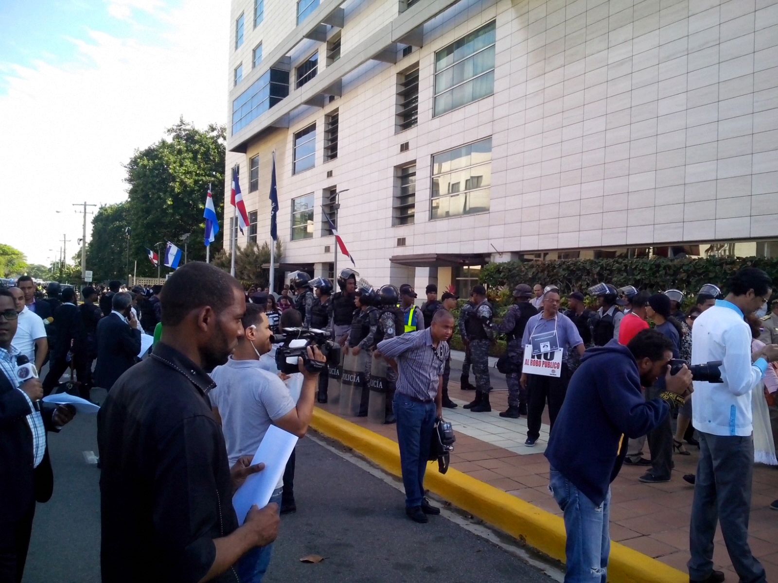Los agentes policiales que se mantienen frente a la Suprema Corte de Justicia