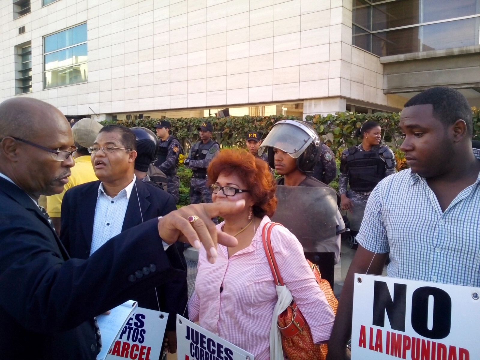 Partes de los manifestantes contra la corrupción frente a la Suprema Corte de Justicia, minutos antes de llegar el presidente Danilo Medina