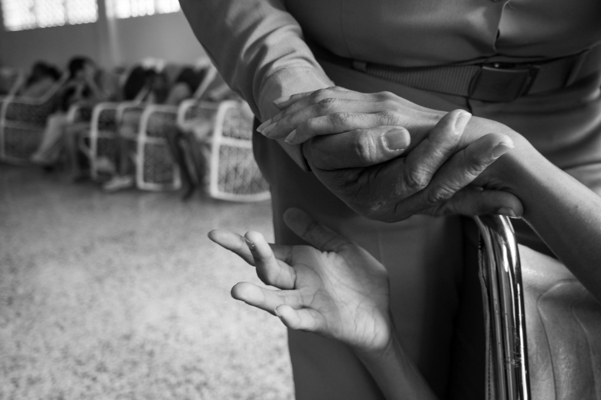 Una doctora toma la mano de una interna del centro.