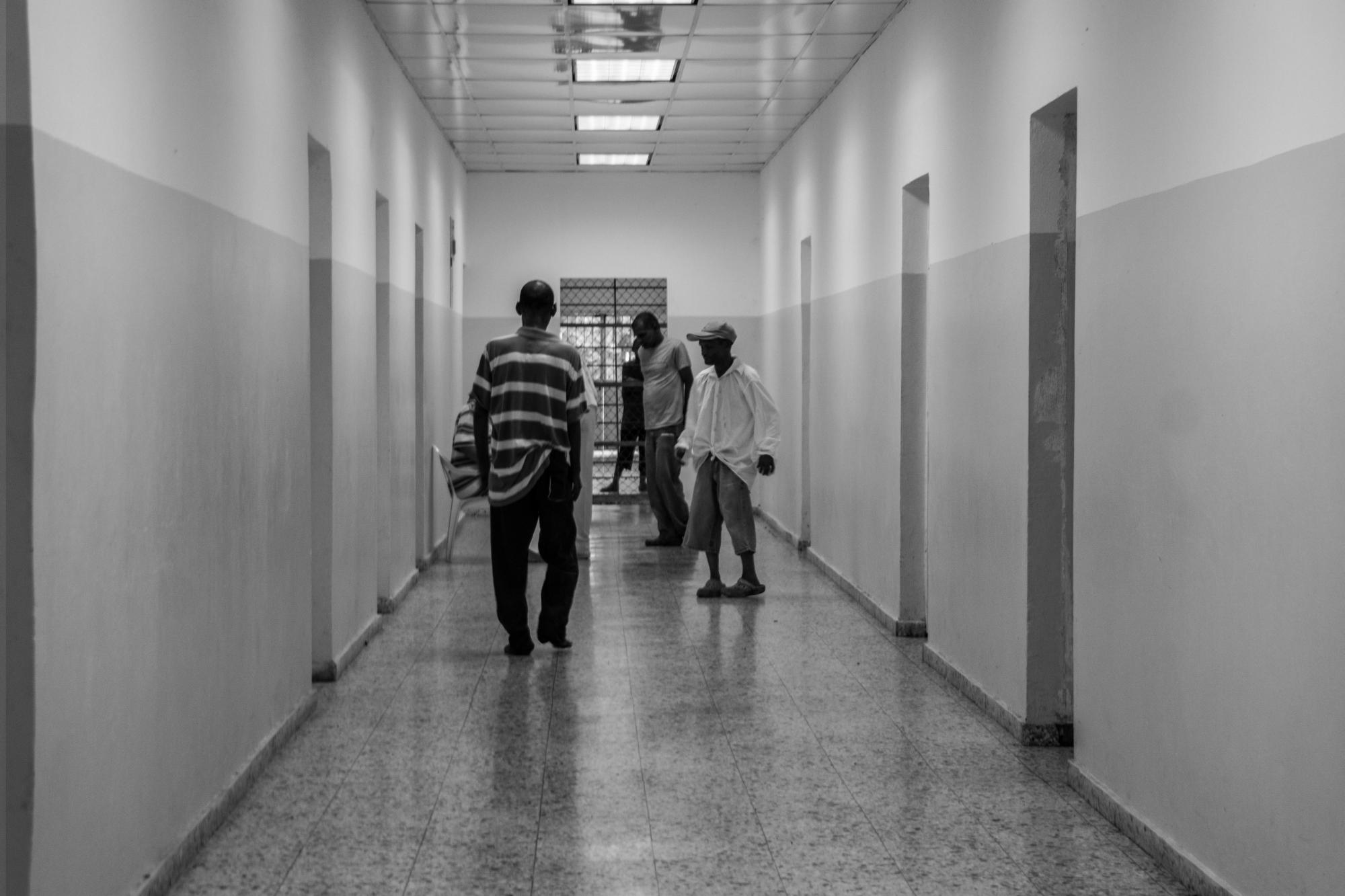 Internos caminan de un lado a otro en el pabellón de hombres.