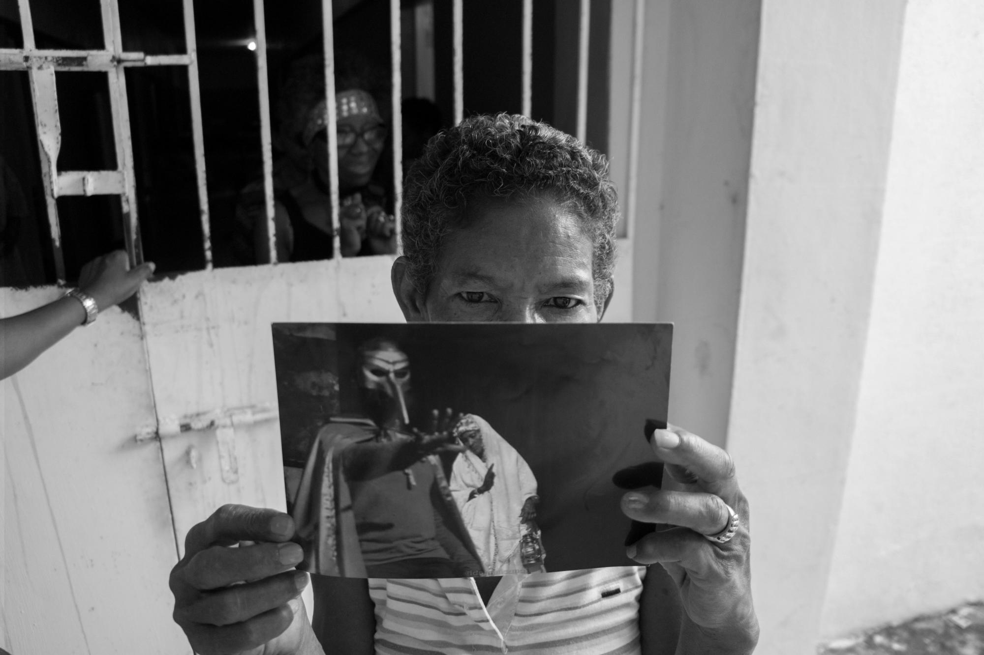 Lucía muestra una foto de la obra de teatro donde participó, al fondo “la fashionista” observa desde su pabellón.