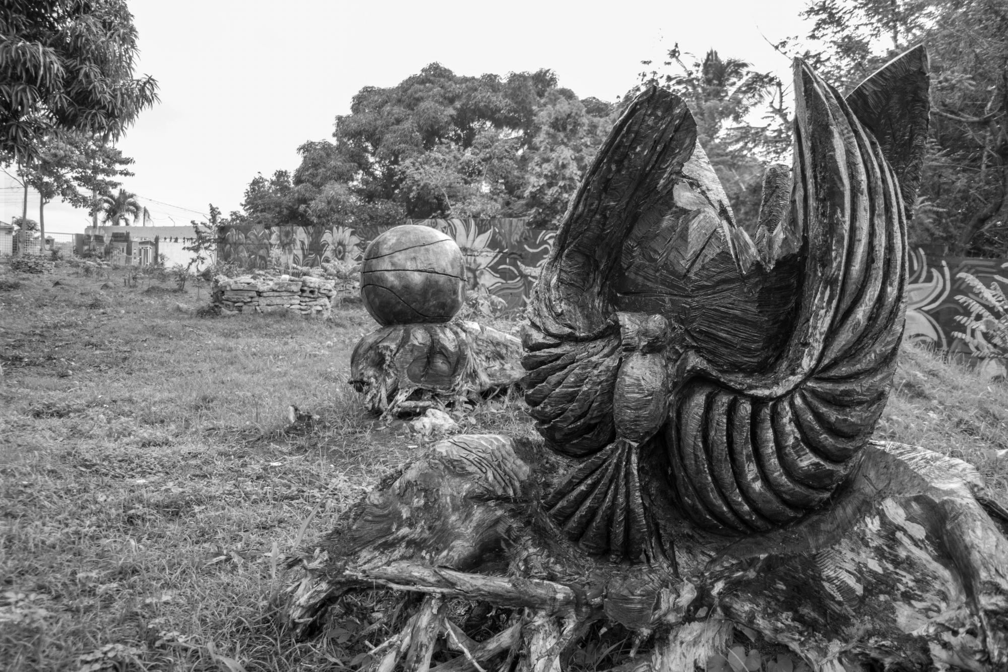 Algunos de los troncos removidos de las instalaciones han sido convertidos en esculturas en los alrededores del centro.