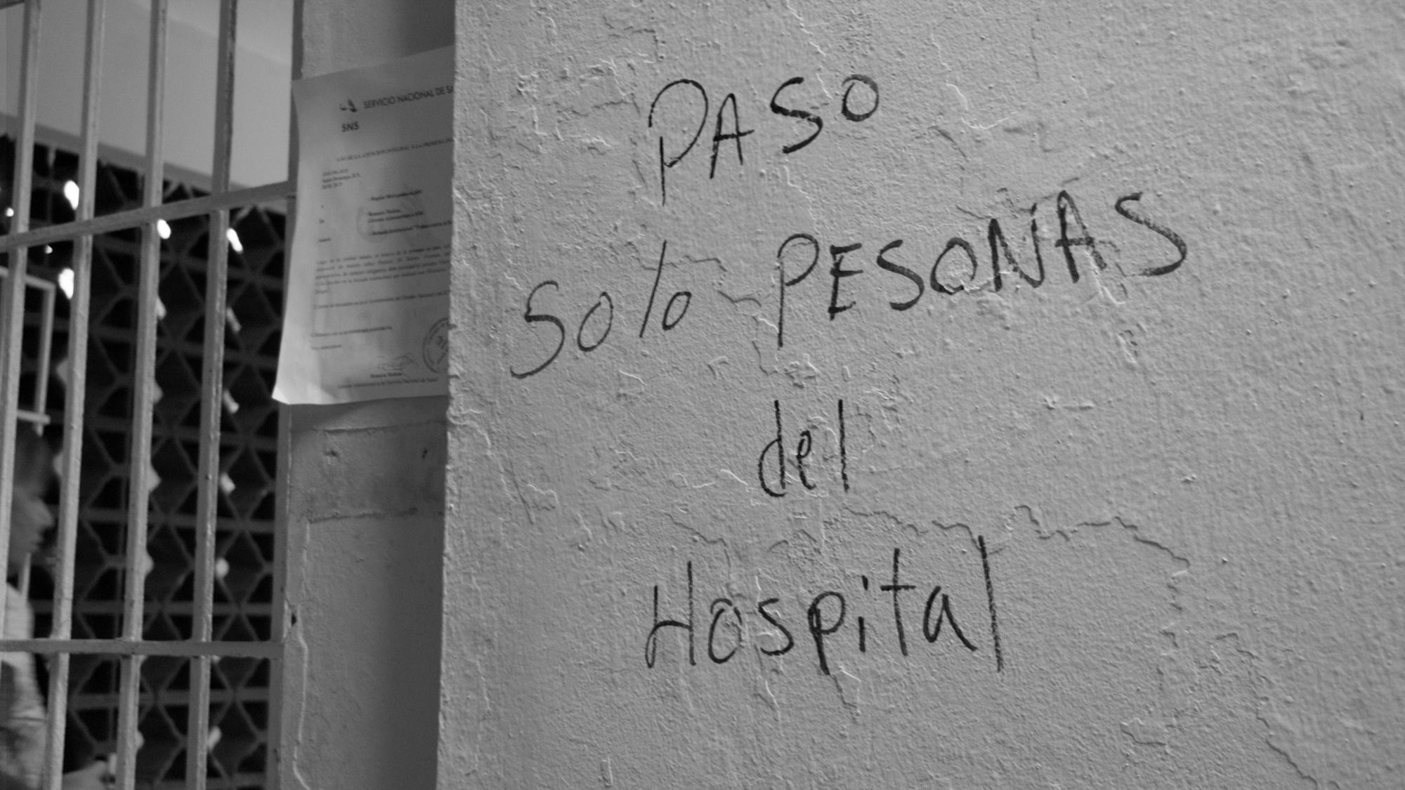 Un letrero a mano en la entrada a los pabellones.