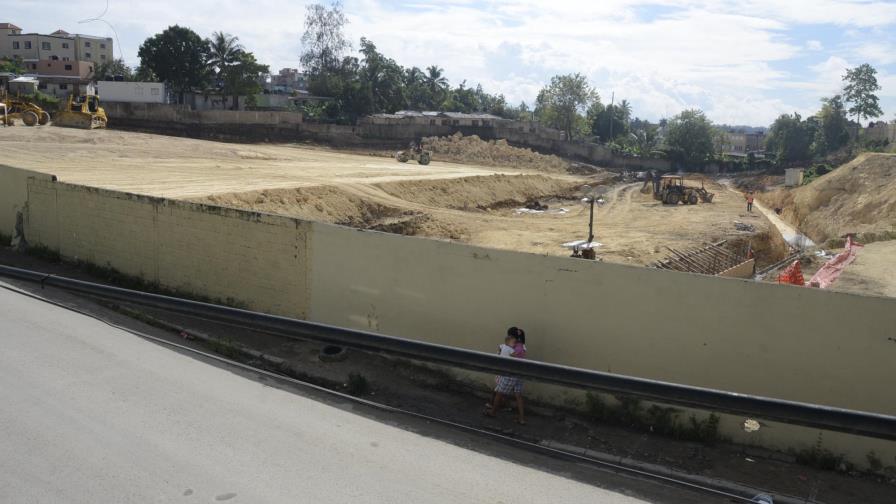 Cierran marginal de calle Francisco del Rosario Sánchez para excavaciones de teleférico 