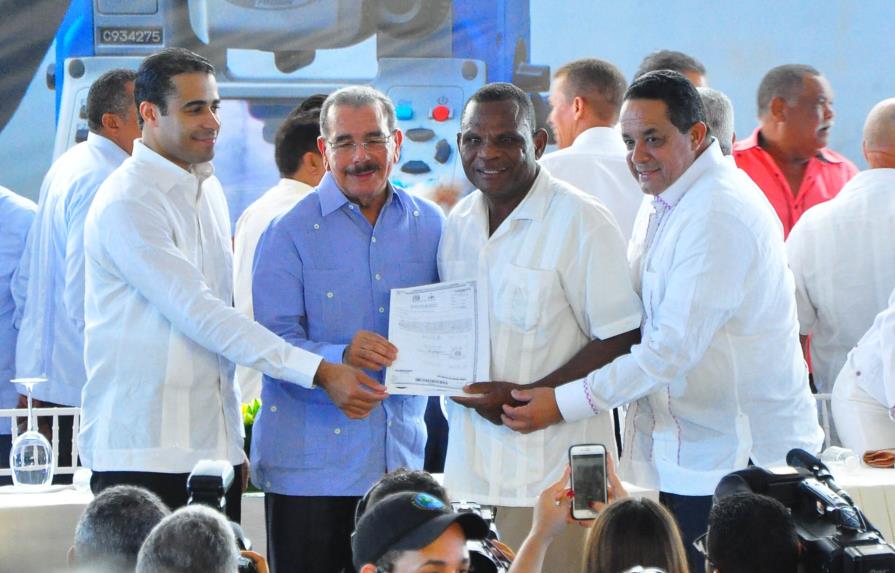 Presidente Danilo Medina entregó 3,587 títulos de propiedad en provincia Duarte