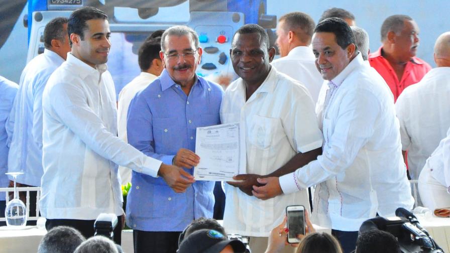 Presidente Danilo Medina entregó 3,587 títulos de propiedad en provincia Duarte