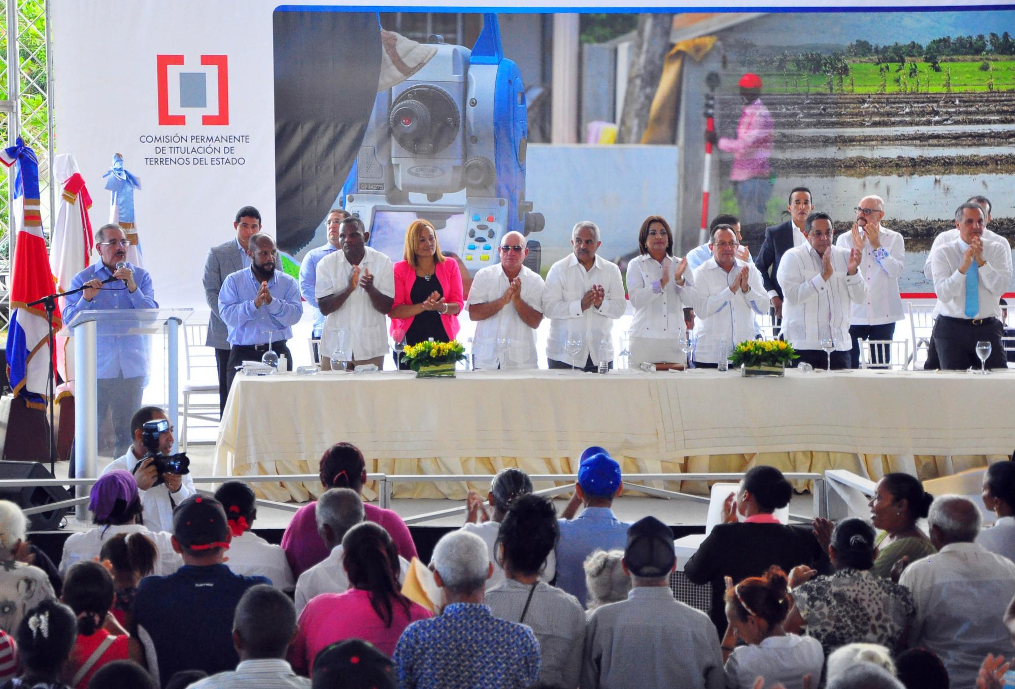 El presidente Danilo Medina realizó la entrega de 3,500 títulos de tierras a parceleros y parceleras del municipio  Villa Rivas, provincia Duarte