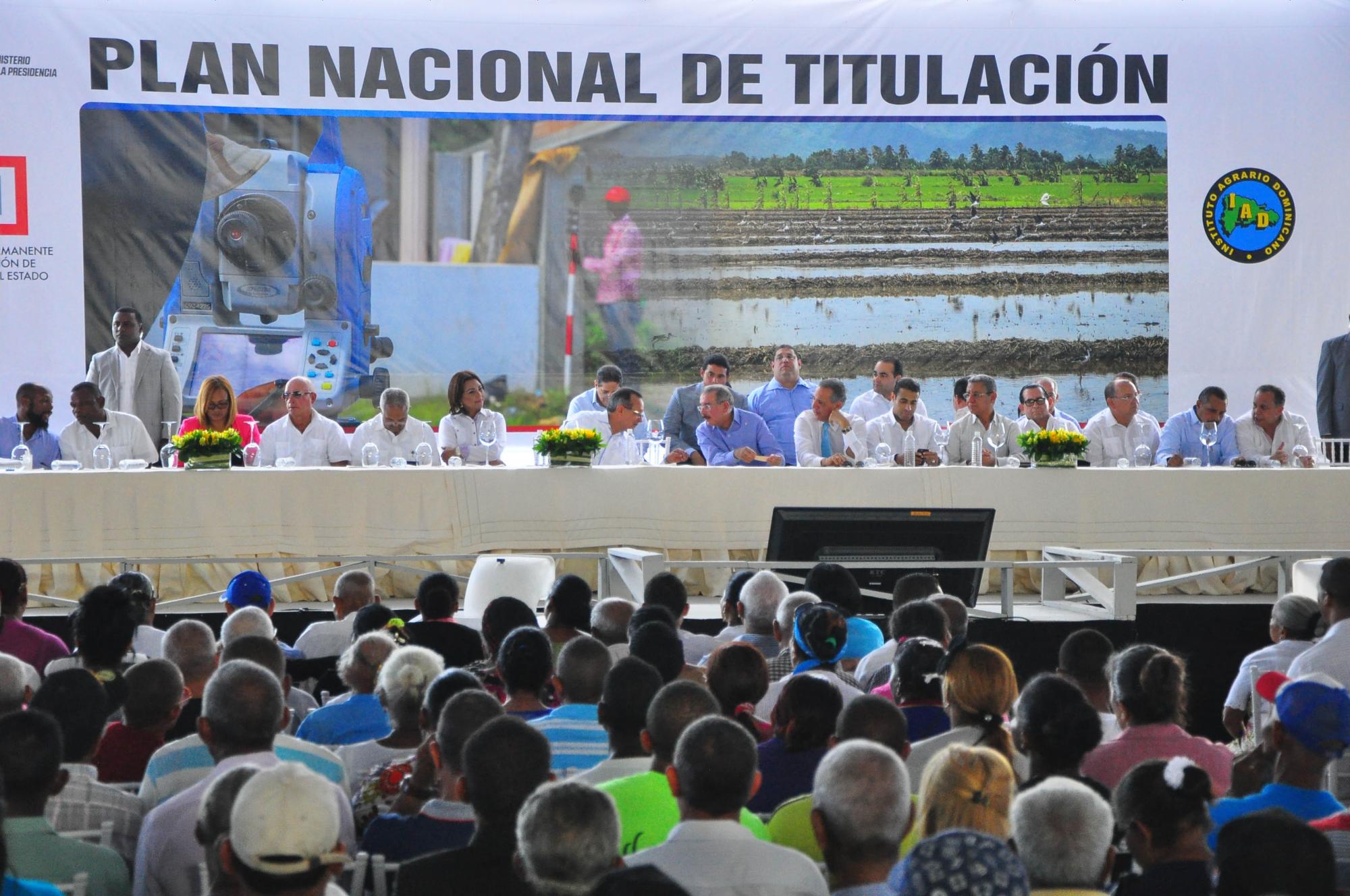 El presidente Danilo Medina realizó la entrega de 3,500 títulos de tierras a parceleros y parceleras del municipio  Villa Rivas, provincia Duarte