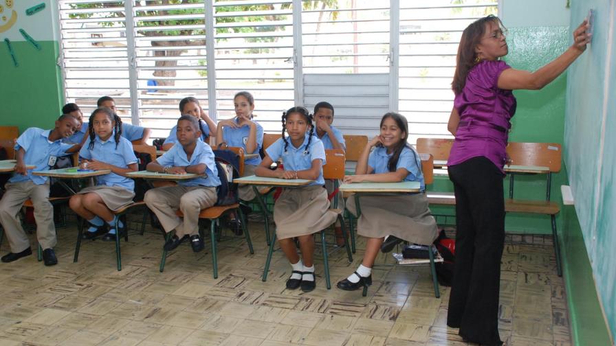 Educación aumenta salarios a maestros, pensionados y al personal de apoyo Educación aumenta salarios a maestros, pensionados y al personal de apoyo