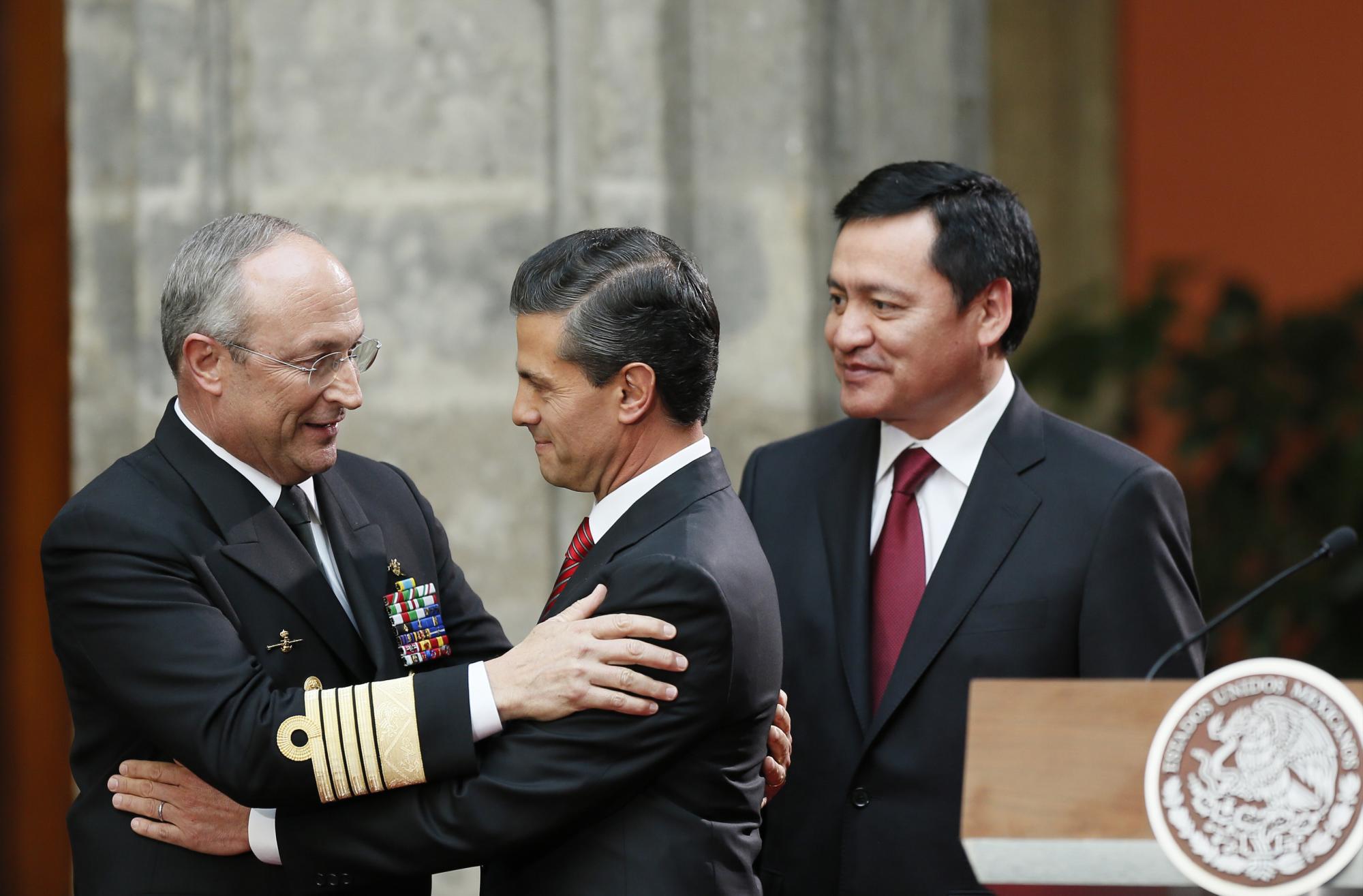 CIUDAD DE MÉXICO El presidente de México Enrique Peña Nieto (c) saluda al secretario de Marina Armada Francisco Soberón Sanz (i) junto al secretario de Gobernación Miguel Ángel