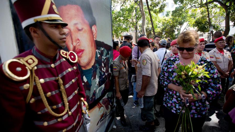 Oposición se disculpa por la forma en que retiró imágenes de Chávez y Bolívar del Parlamento