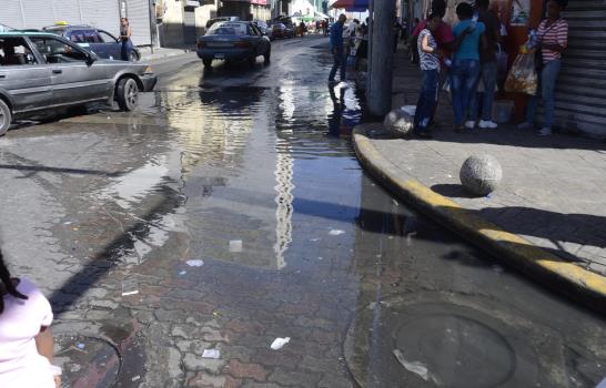 La gente se ve obligada a saltar charcos en la Duarte con Barahona