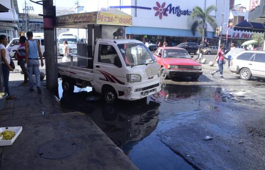 La gente se ve obligada a saltar charcos en la Duarte con Barahona