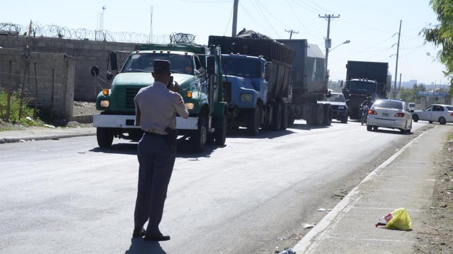 Residentes en Santo Domingo Norte impiden acceso de camiones al vertedero de Duquesa