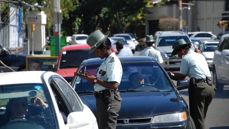 Impuestos Internos recaudó RD$ 1,287.9 MM por la renovación de marbetes
DGII recauda RD1,287.9 millones por renovación de marbetes Impuestos Internos recaudó RD$ 1,287.9 MM por la renovación de marbetes
DGII recauda RD1,287.9 millones por renovación de marbetes