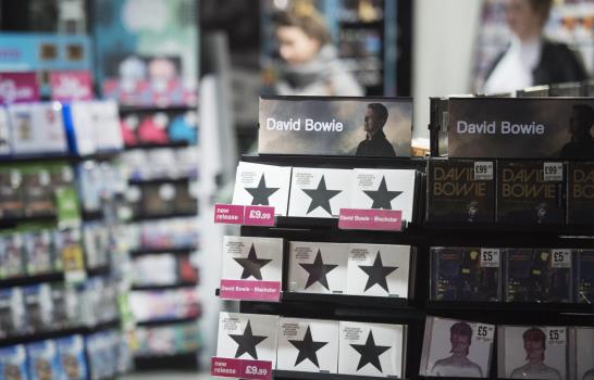 Londres se despide de David Bowie con un mensaje en lo alto de la Torre BT