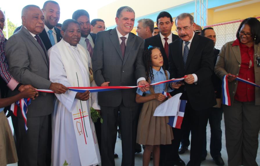 El presidente Danilo Medina inaugura una escuela en Cabral