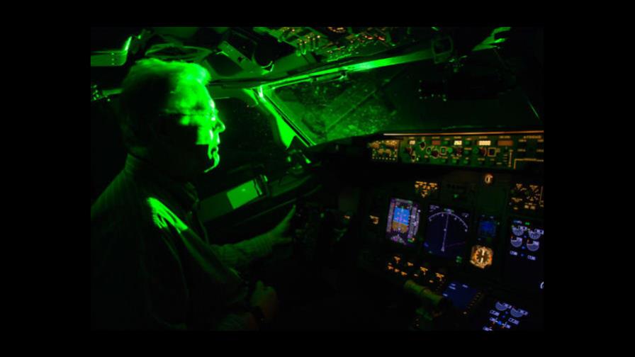 Lo que pasa en una cabina de avión cuando se le apunta con un láser Lo que pasa en una cabina de avión cuando se le apunta con un láser