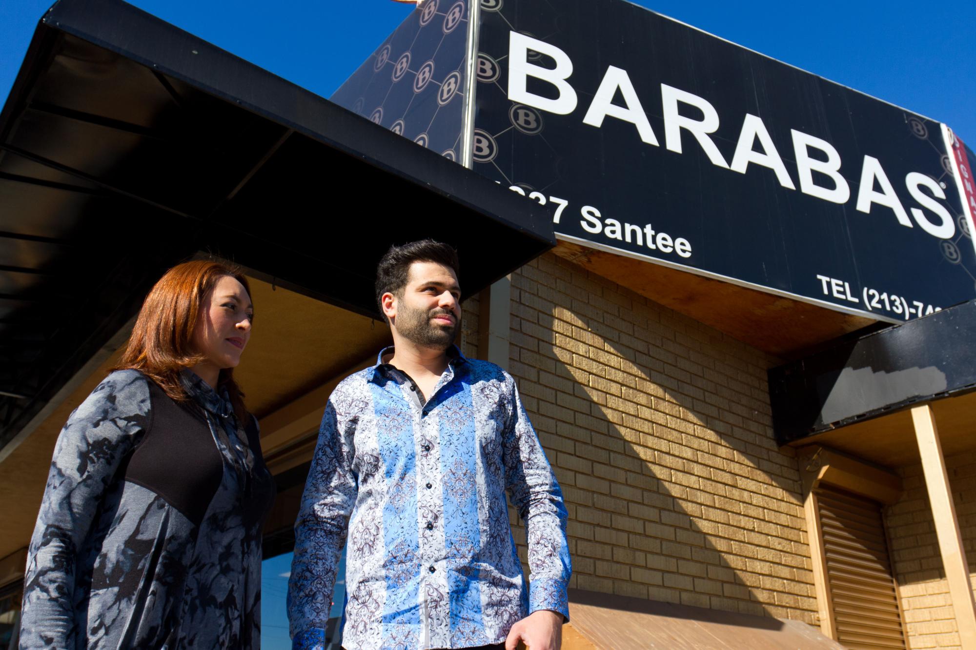 El cofundador de la marca Barabas, Shawn y la gerente de la tienda Sandra Macía, posan en las afueras del local.