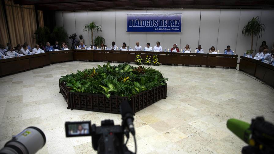 FARC y gobierno vuelven a la mesa con expectativa de paz FARC y gobierno vuelven a la mesa con expectativa de paz