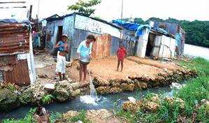 Pisos de tierra, la realidad que la Rep&uacute;blica Dominicana quiere dejar en el pasado