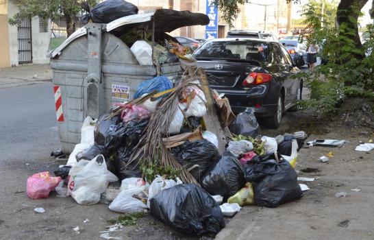 Pese a recomendación de eliminar basureros para evitar el zika, barrios de Santo Domingo están llenos