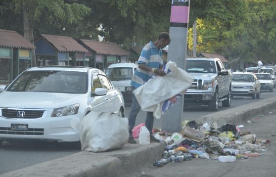 Pese a recomendación de eliminar basureros para evitar el zika, barrios de Santo Domingo están llenos