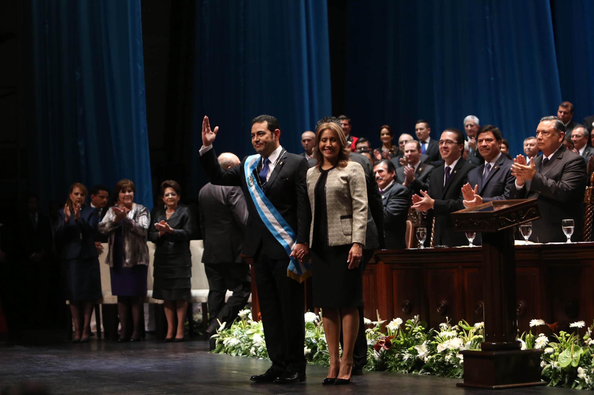 Jimmy Morales (i) saluda junto a su esposa Hilda Marroquín (d) después de ser investido como presidente de Guatemala por el presidente del Congreso de Guatemala Fernando Taracena hoy, jueves 14 de enero de 2016, en el Teatro Nacional.