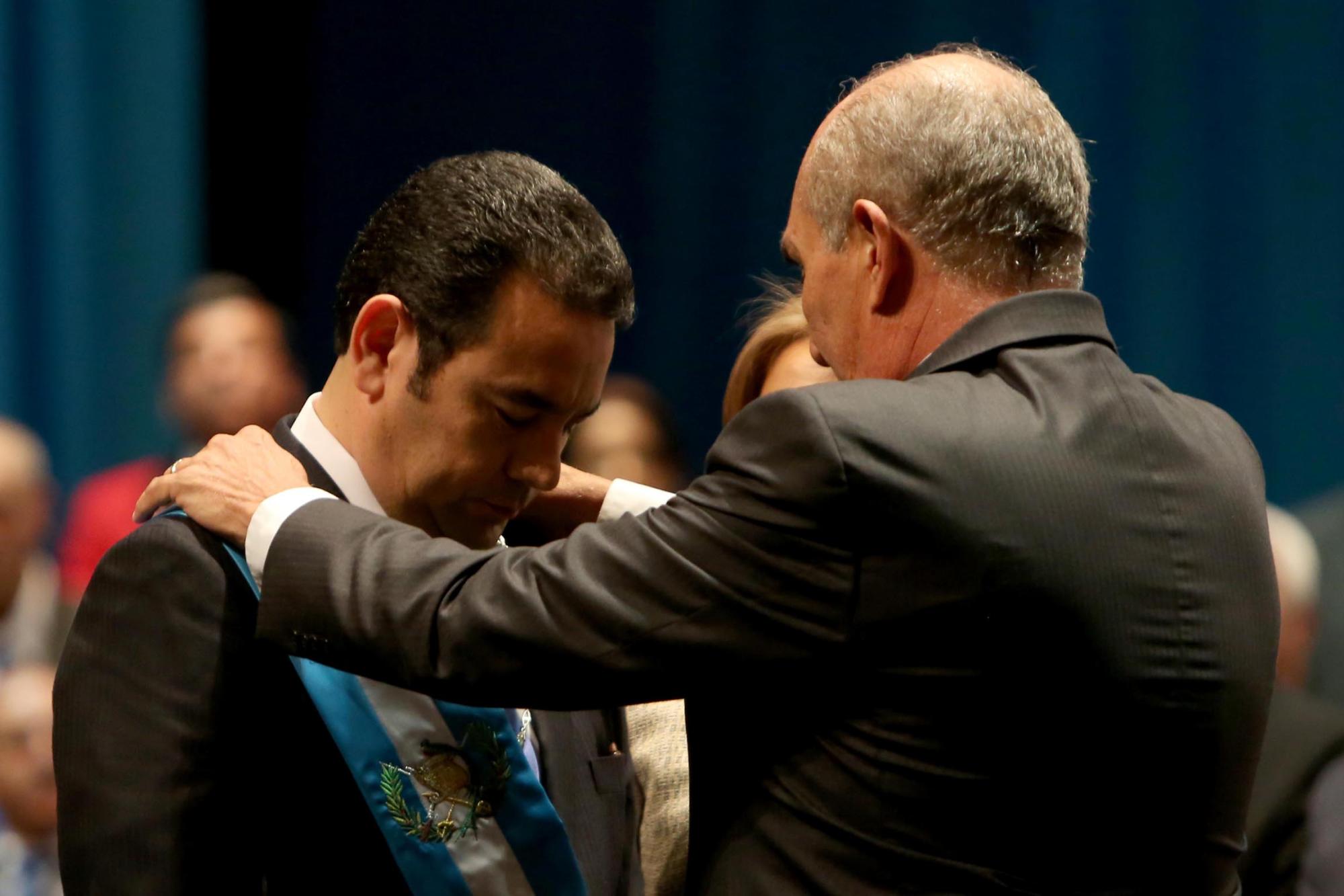Jimmy Morales (i) es investido como presidente de Guatemala por el presidente del Congreso de Guatemala Fernando Taracena hoy, jueves 14 de enero de 2016, en el Teatro Nacional de Guatemala en Ciudad de Guatemala (Guatemala).